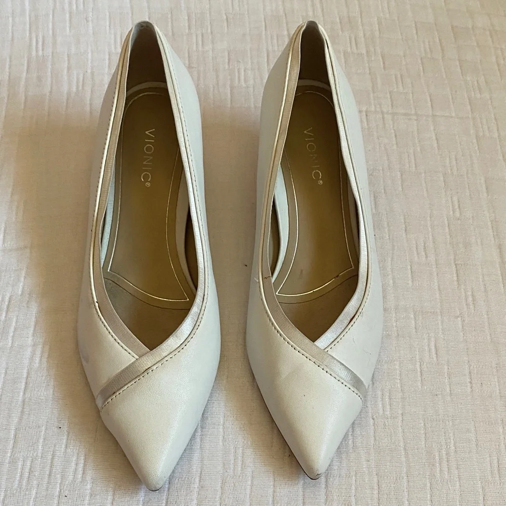 VIONIC Pointed Toe Heels  in Off-White